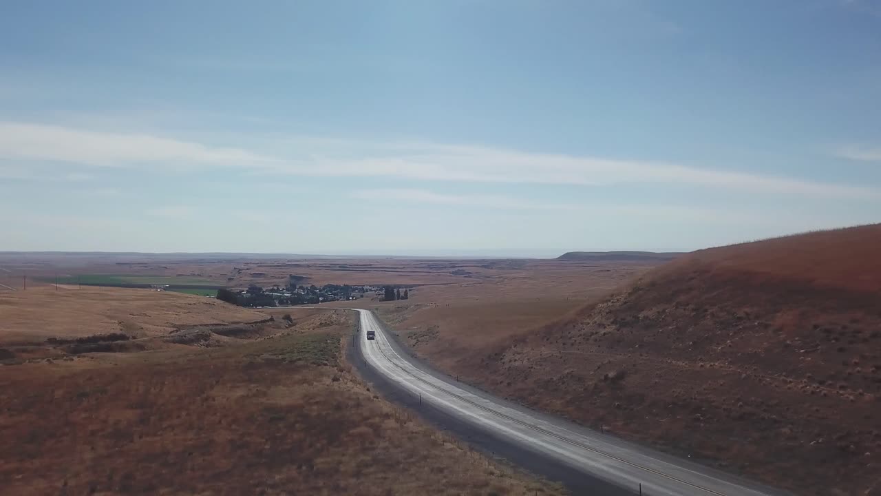 vista de la carretera que atraviesa los scablands en el este del estado de washington