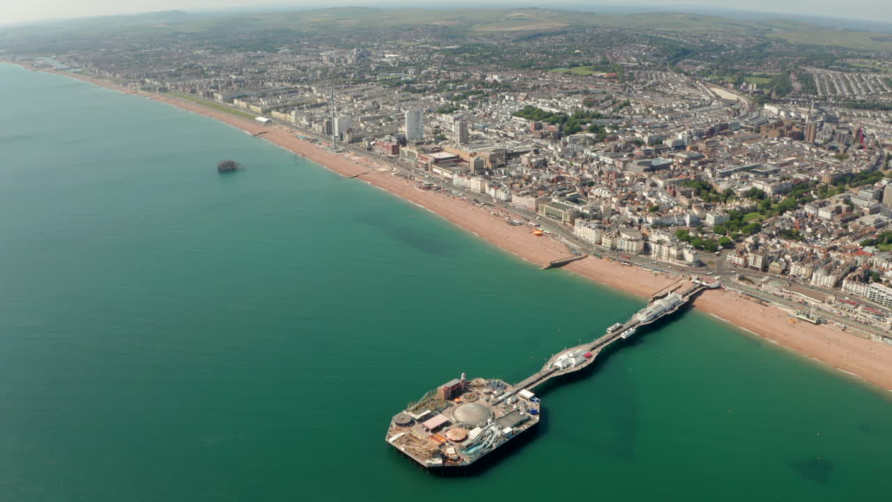브라이튼 피어 위에서 시내와 해변을 향해 높은 공중 촬영