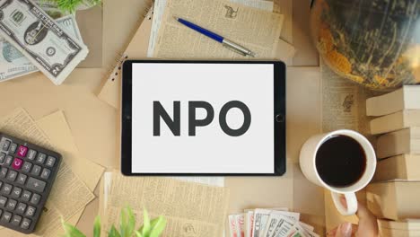 npo que se muestra en la pantalla de la tableta de finanzas