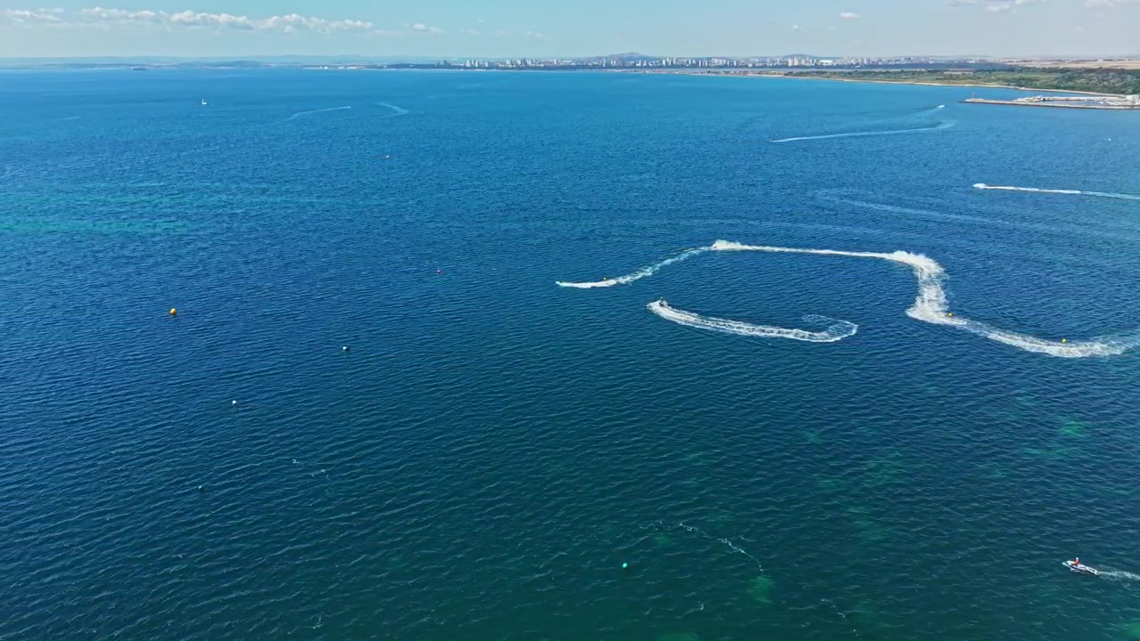 Jet ski yarışı, gündüzleri açık gökyüzü altında su üzerinde gerçekleşir.