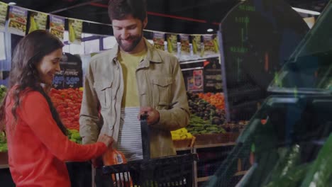 animación del procesamiento de datos sobre una pareja caucásica en la tienda.