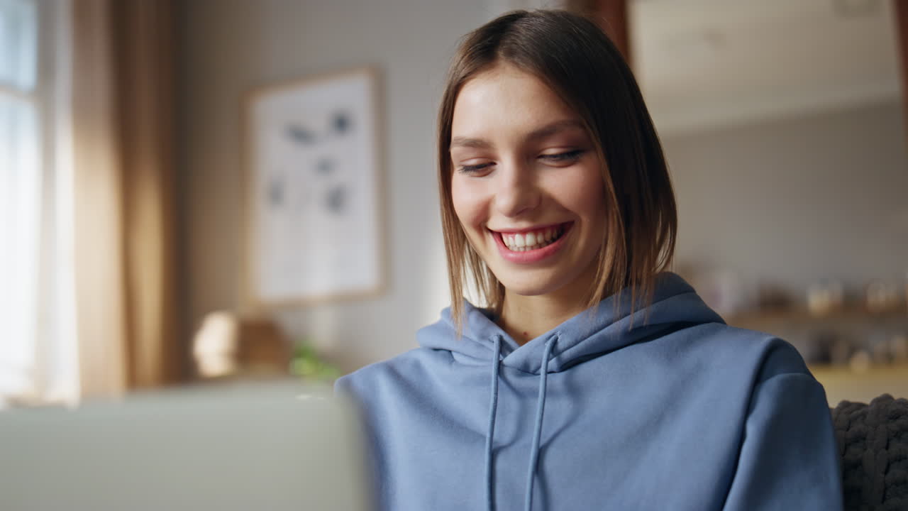 집에서 노트북을 사용하는 여성