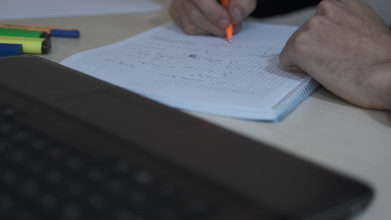 hombre estudio tarea