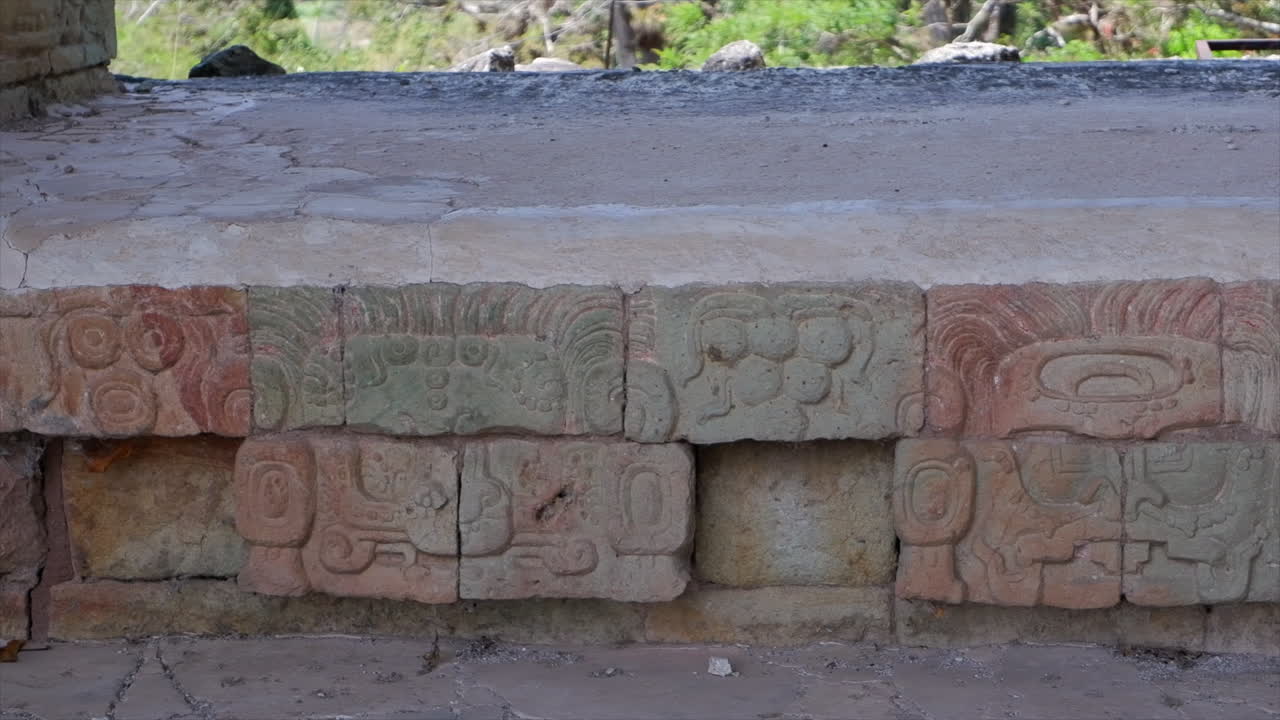 pan a través de piedras talladas del templo en las antiguas ruinas mayas de copan, hnd