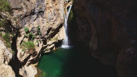 Cascada-Y-Arroyo-Con-Vistosas-Aguas-Color-Turquesa