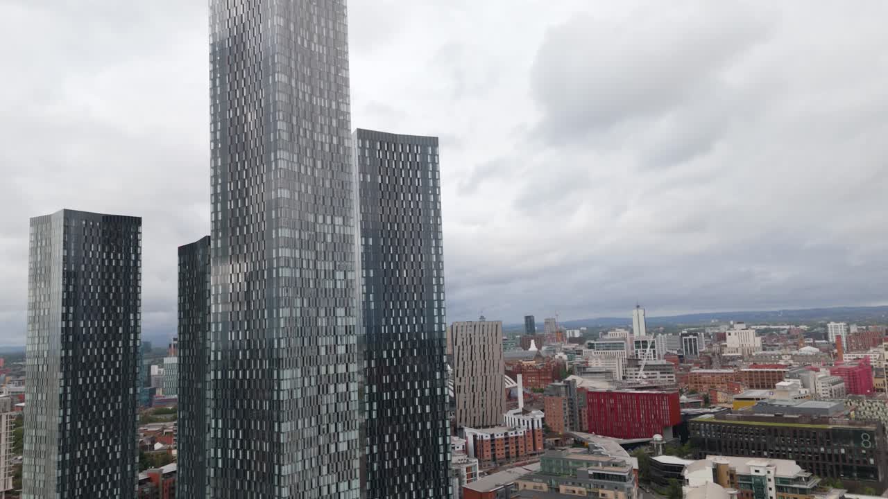 las torres de apartamentos residenciales de deansgate square en la calle owen, manchester