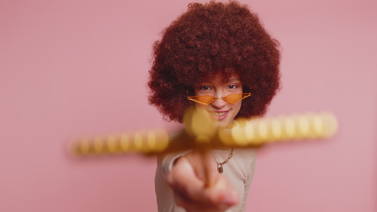 joven bruja gesticulando con varita mágica palo de hadas, haciendo que el deseo se haga realidad lanzando hechizo mágico