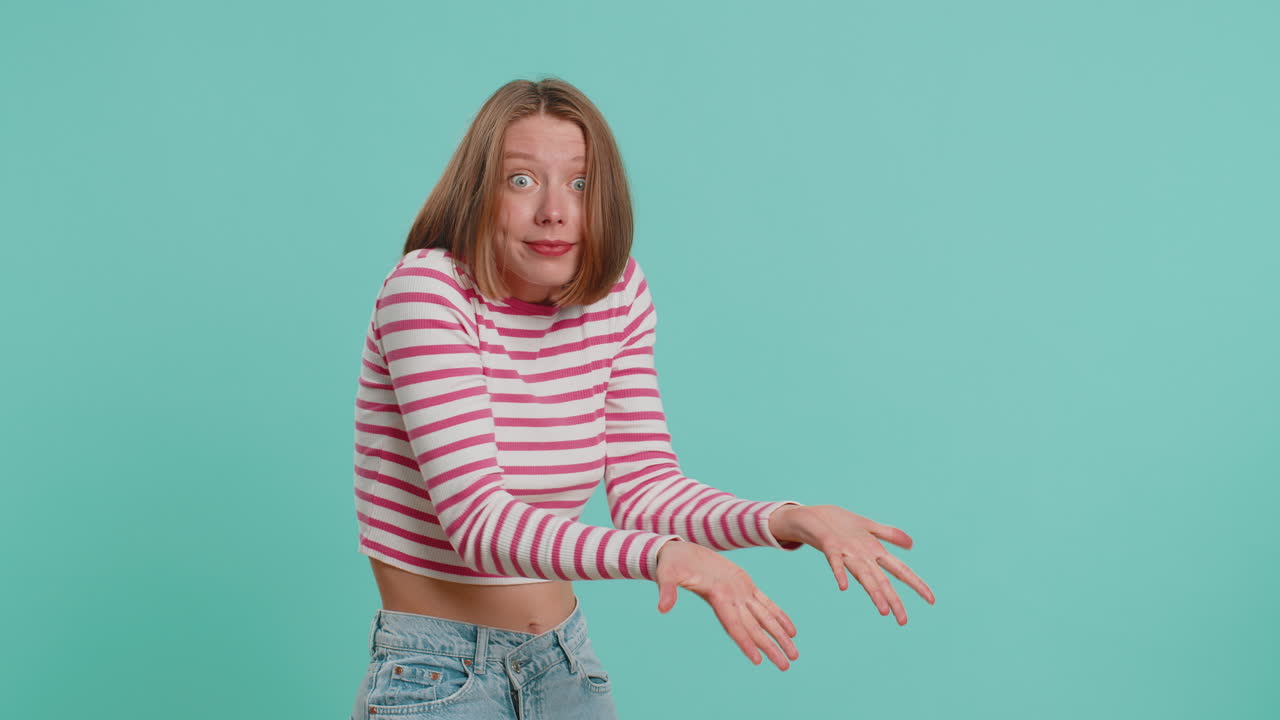 mujer levantando las manos preguntando qué por qué razón del fracaso anti lifehacks ridiculiza incredulidad irritación