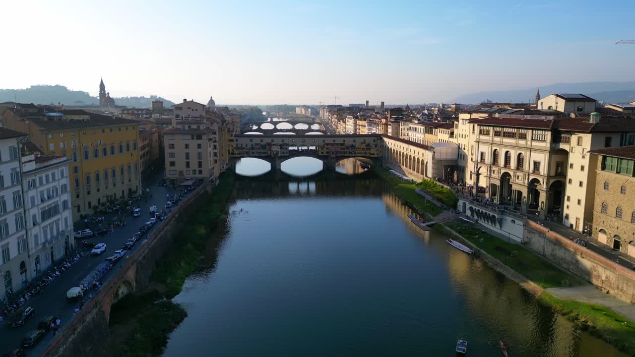 Fluido volo aereo dall'alto: ponte medievale, città di Firenze, fiume, Toscana, Italia