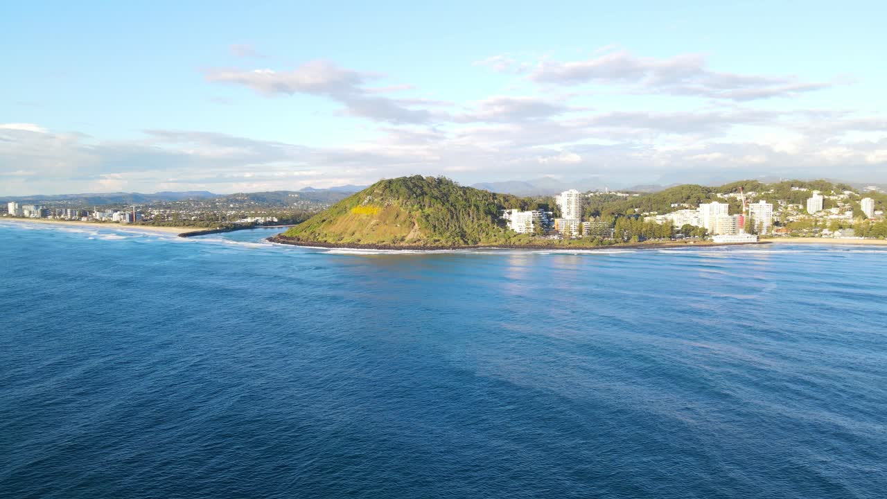 호주 골드 코스트에 있는 벌리 해변의 해변에 있는 벌리 곶과 고층 건물의 파노라마