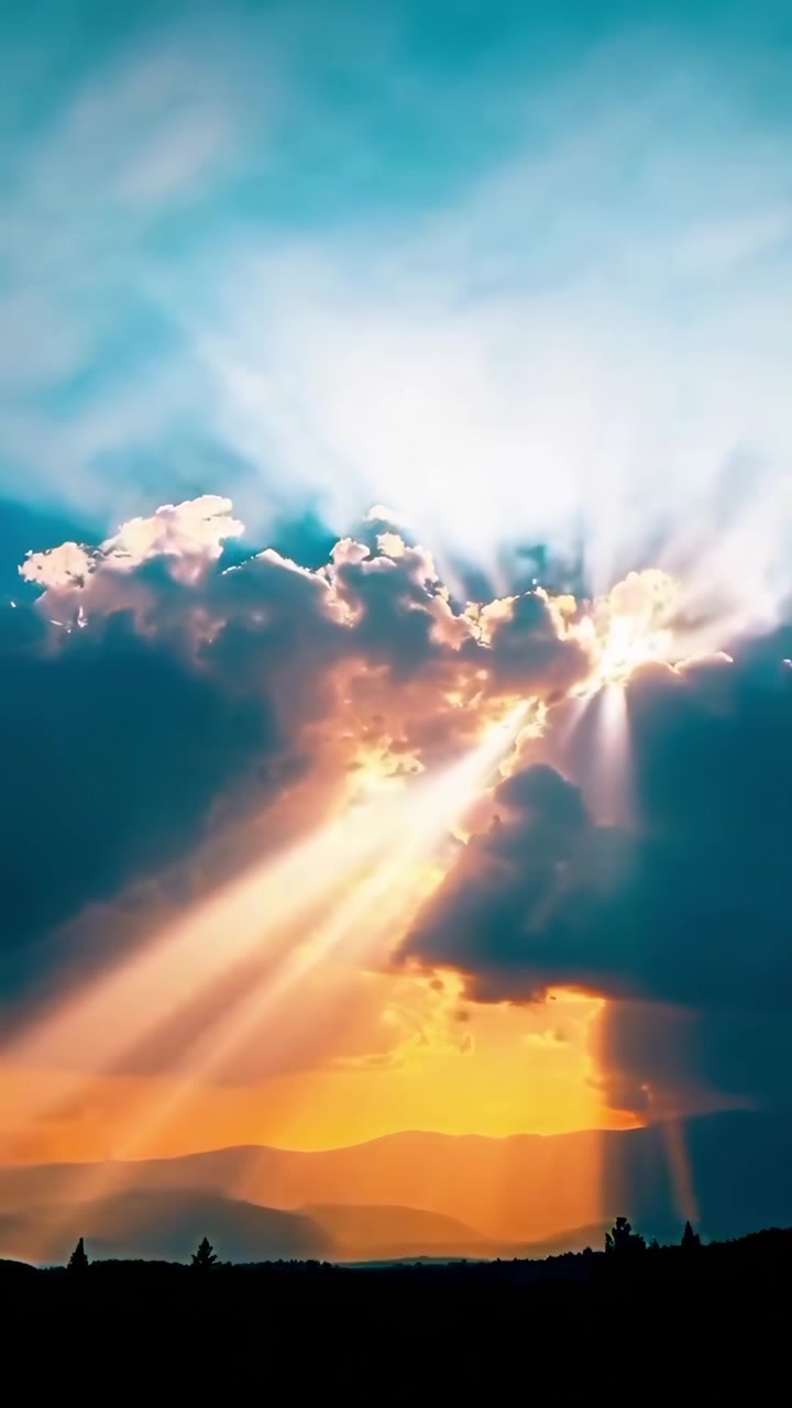 Time-lapse drammatico di raggi di sole che filtrano tra le nuvole sopra le montagne