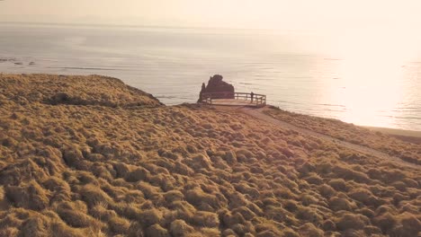 Drohnenaufnahmen-Vom-Hvitserkur-Felsen-In-Island