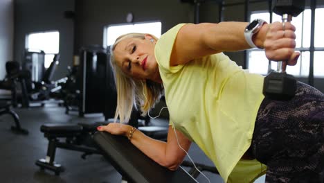 Mujer-Mayor-Haciendo-Ejercicio-De-Fila-Con-Mancuernas-En-El-Gimnasio-4k