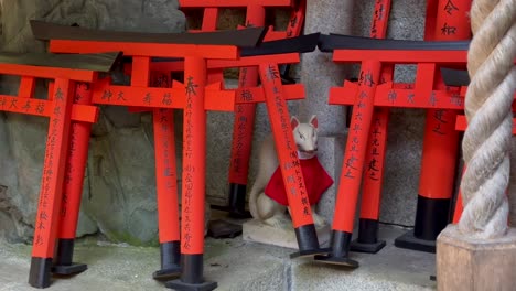 Miniaturfiguren-Von-Fushimi-Inari-Taisha-Toren-In-Kyoto,-Japan