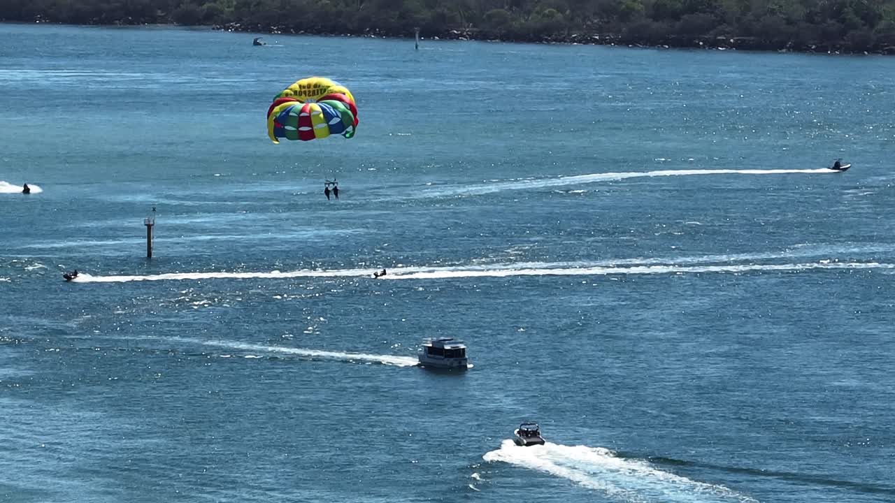 un día ocupado en las magníficas vías fluviales de la costa dorada de australia, barcos y jetskis disfrutando del sol imágenes de drones