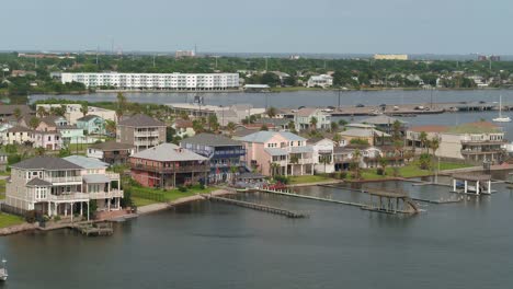 Antena-De-Casas-Prósperas-Frente-Al-Lago-Cerca-De-Galveston,-Texas