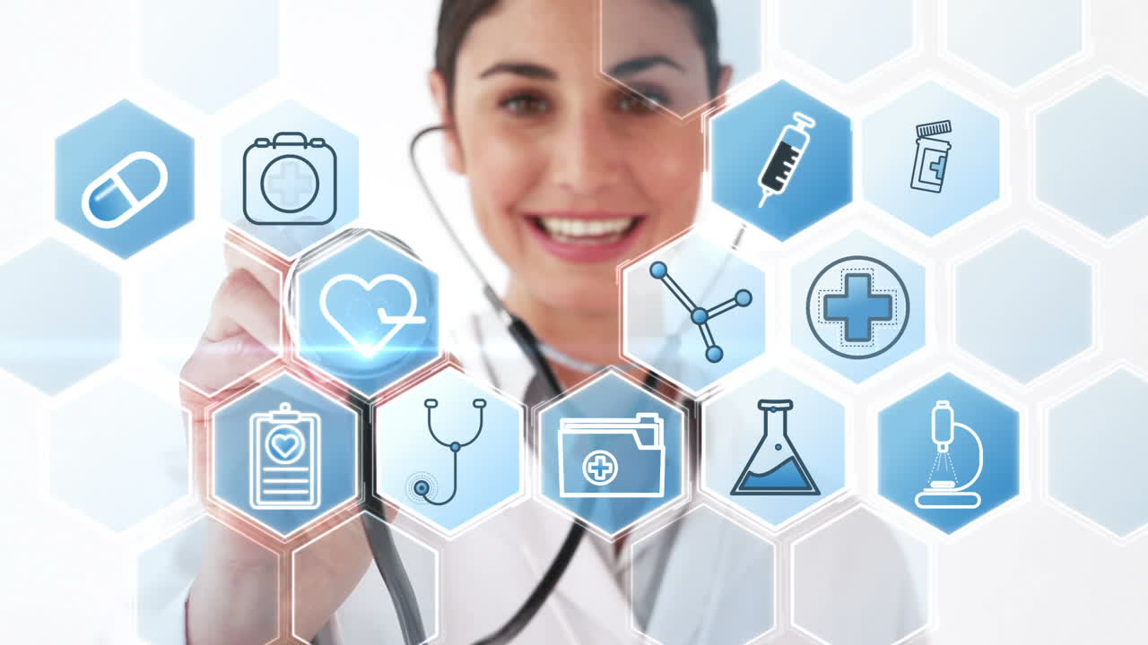 médico sonriente sosteniendo un estetoscopio que muestra varios iconos