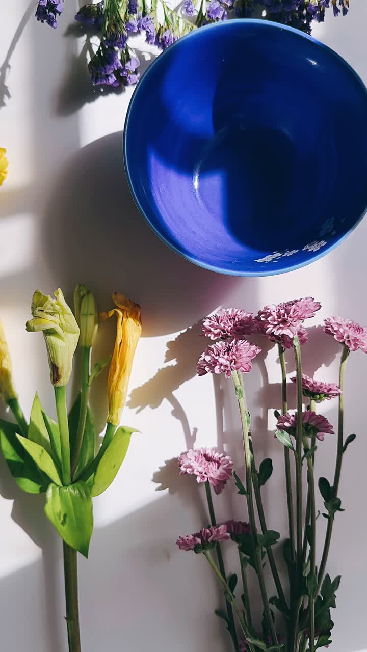 arreglo floral en cuenco azul