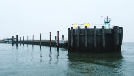 travelling entrando en el puerto de la ciudad alemana de cuxhaven