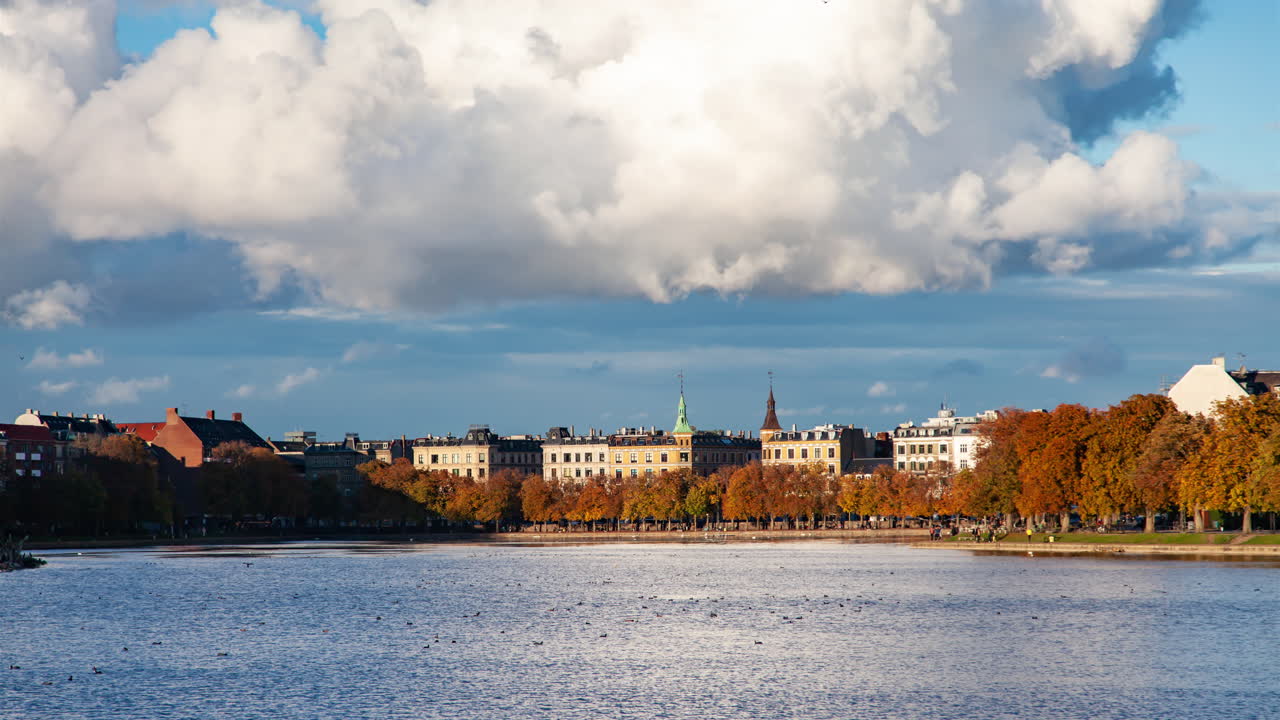 el centro de la ciudad de copenhague, el lago timelapse con reflejos de nubes.