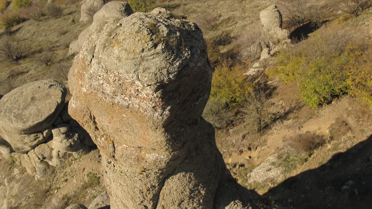 взгляд с воздуха на обрывистые скальные образования