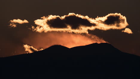 Timelapse-De-Puesta-De-Sol-Y-Nubes-Sobre-Montañas