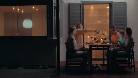 cena familiar tranquila a última hora de la noche