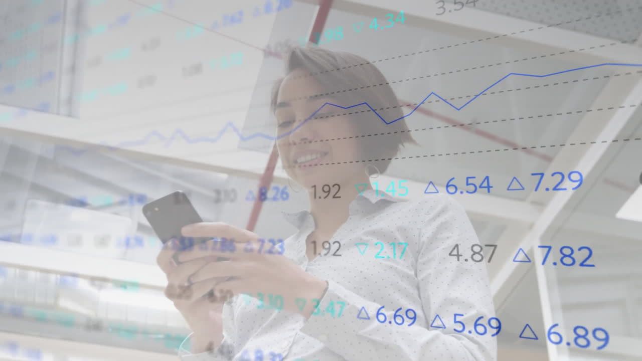 사무실에서 스마트폰을 사용하는 아시아 사업가 여성에 대한 금융 데이터 처리 애니메이션