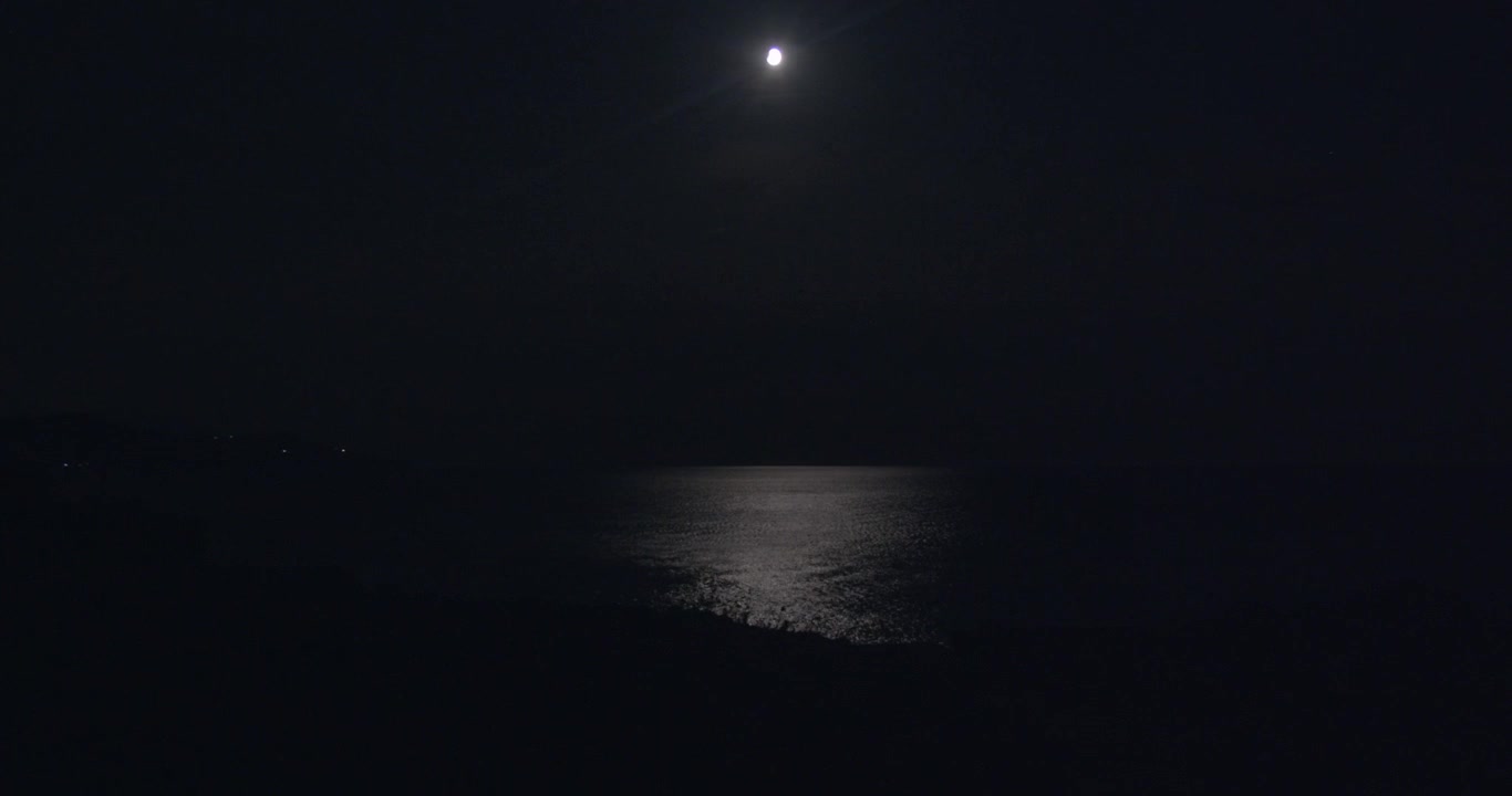 luna e chiaro di luna che si riflettono sul mare di notte, riprese estremamente lunghe