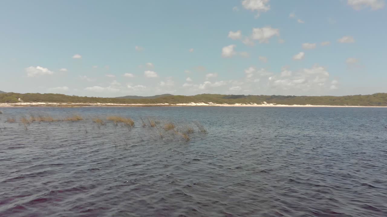 mujer parada sola en la hermosa isla fraser, lago boomanjin