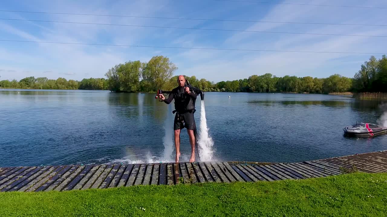 제트레브 플라이어, 운동선수, 스포츠맨은 준비하고 물 제트 레비테이션 으로 이륙합니다.