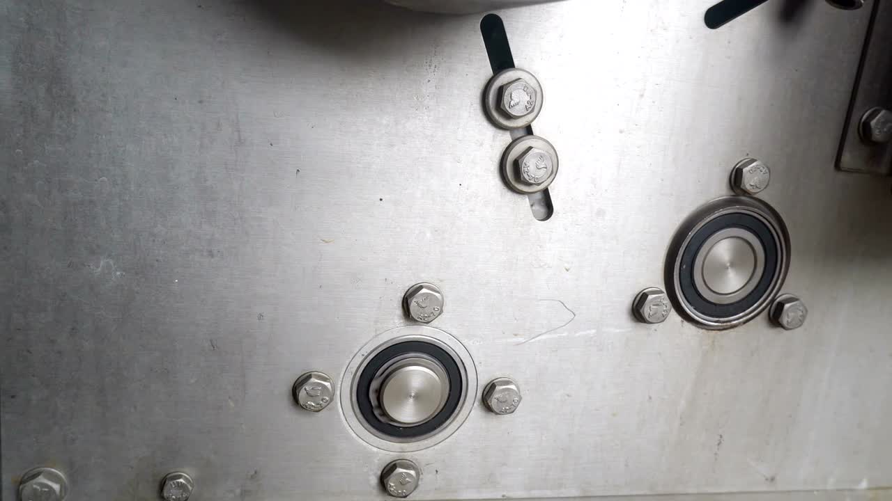 생산 중인 기계의 패널에 있는 베어링의 회전