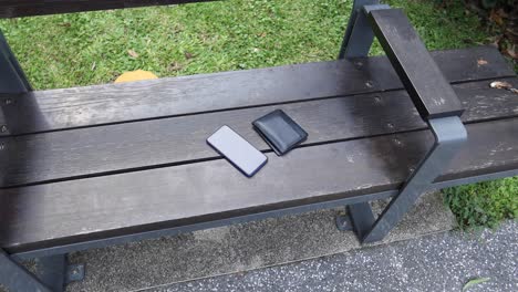 forget smartphone on a park bench, lost smart phone ,