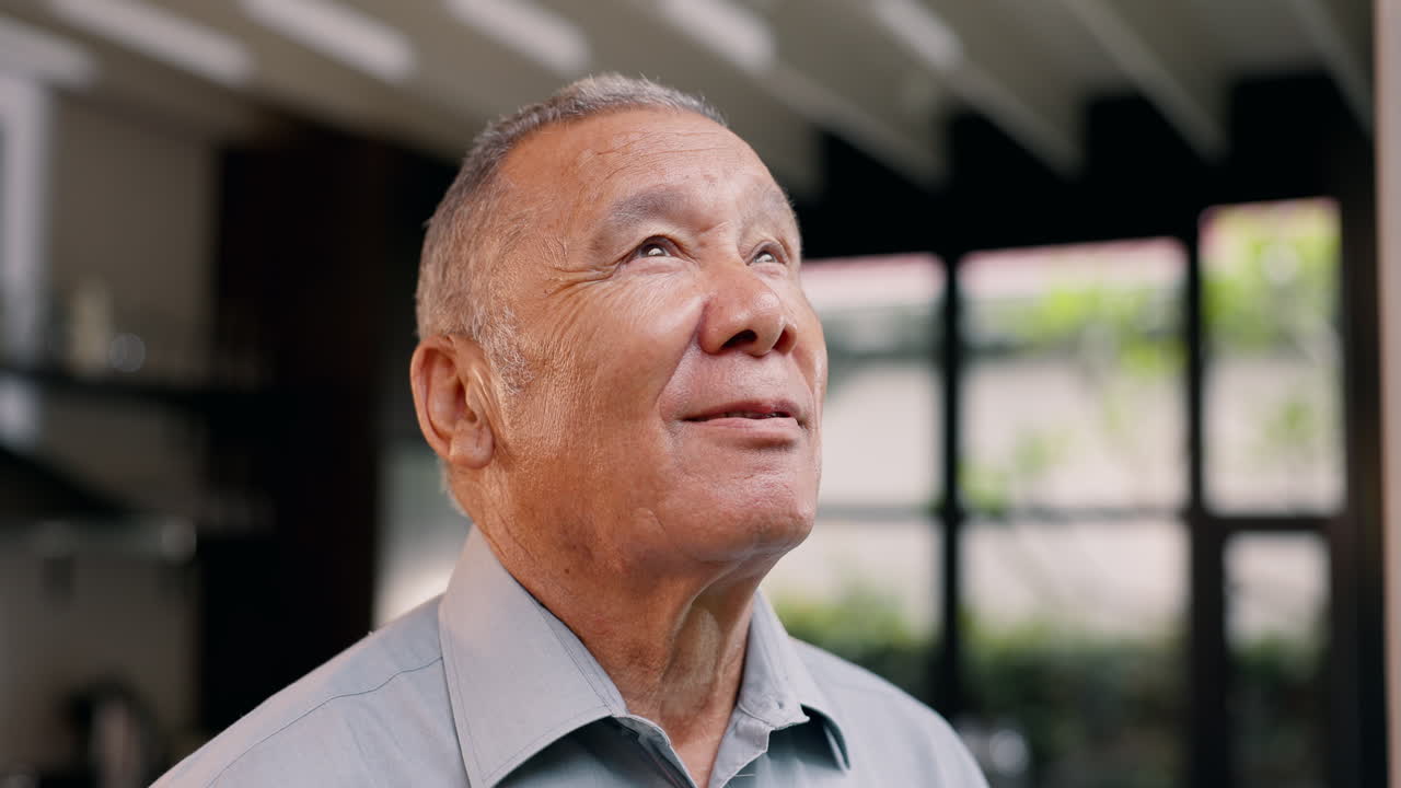 웃는 노인 남자가 쳐다보고 있다