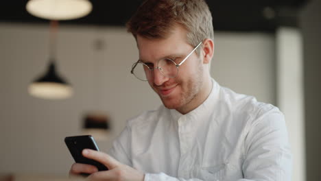 Un-Hombre-Adulto-Con-Un-Usuario-Masculino-De-Teléfono-Inteligente-Está-Chateando-En-Línea-Por-Teléfono-Móvil-Enviando-Sms-Y-Viendo-Las-Redes-Sociales