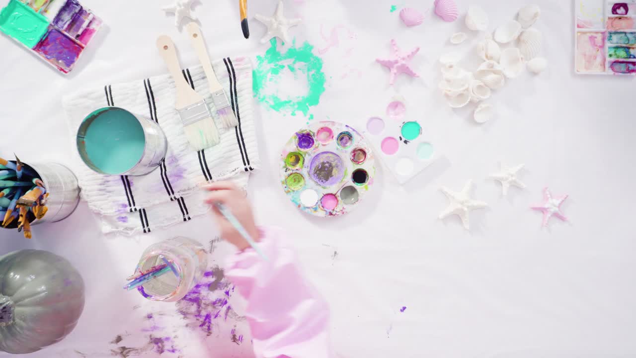 아크릴 페인트로 호박을 칠하는 공예