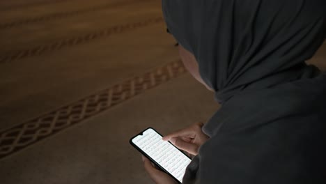 Mädchen-Liest-Koran-Vom-Telefon-Aus