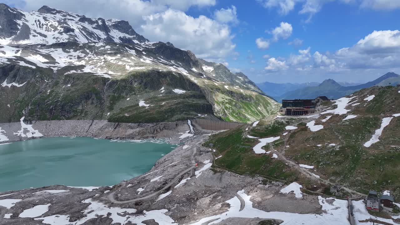 impresionantes picos montañosos de nieve, rudolfshut y el lago de montaña weisssee