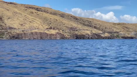 Cría-De-Ballena-Jorobada-Lanza-Agua-Y-Luego-Muestra-Su-Aleta-A-Un-Bote-De-Avistamiento-De-Ballenas-Antes-De-Zambullirse-Con-Su-Madre-En-El-Santuario-Marino-En-Maui,-Hawaii