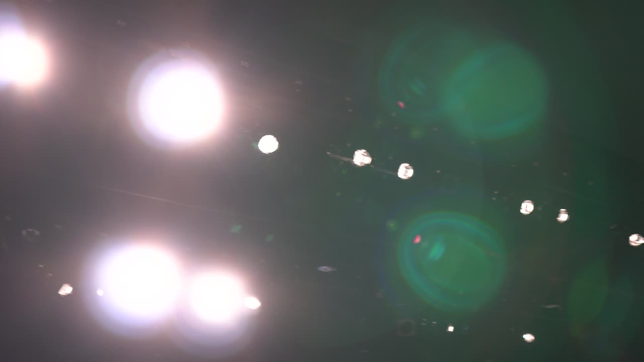 콘서트에서 다채로운 불빛, 무대에서 다채로운 스포트라이트의 밝은 빛, 카메라가 왼쪽에서 오른쪽으로, 그리고 뒤로 움직입니다.