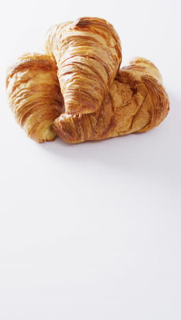 video vertical de primer plano de croissants en un fondo blanco
