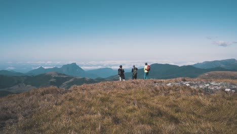excursionistas en hermosos paisajes de montaña, montaña araçatuba, paraná, brasil