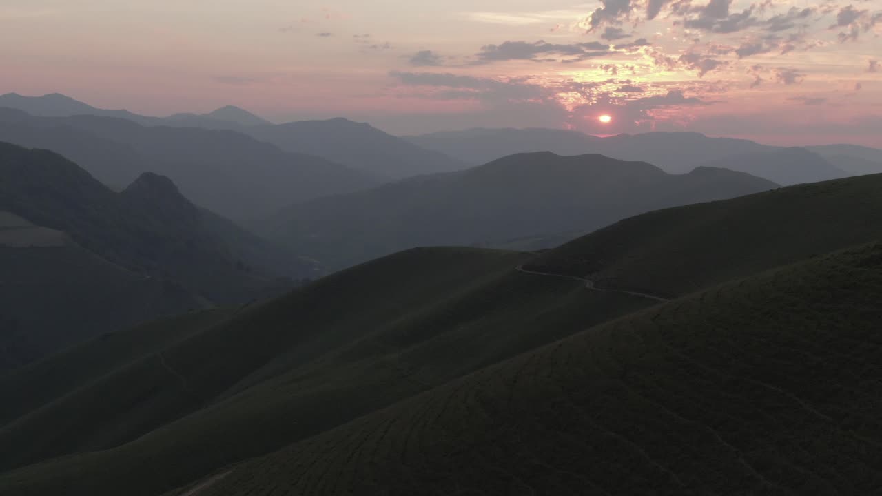 백그라운드에서 일몰과 함께 시골 산악 도로, 대서양 피레네 산맥, 프랑스에 iraty