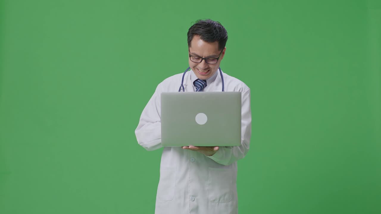 médico usando una computadora portátil