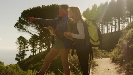 Aktives-älteres-Paar-Sucht-Karte-Im-Wald