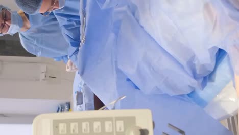 procedimiento quirúrgico en una sala de operaciones