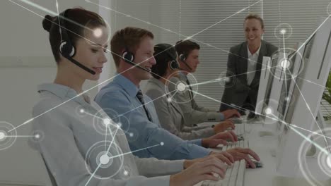 animación de la red de conexiones a través de personas de negocios que usan auriculares telefónicos