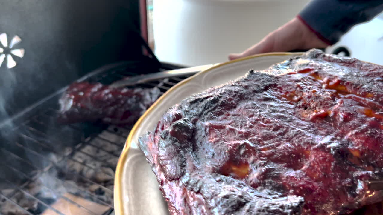 군침이 도는 맛있는 구운 돼지 갈비