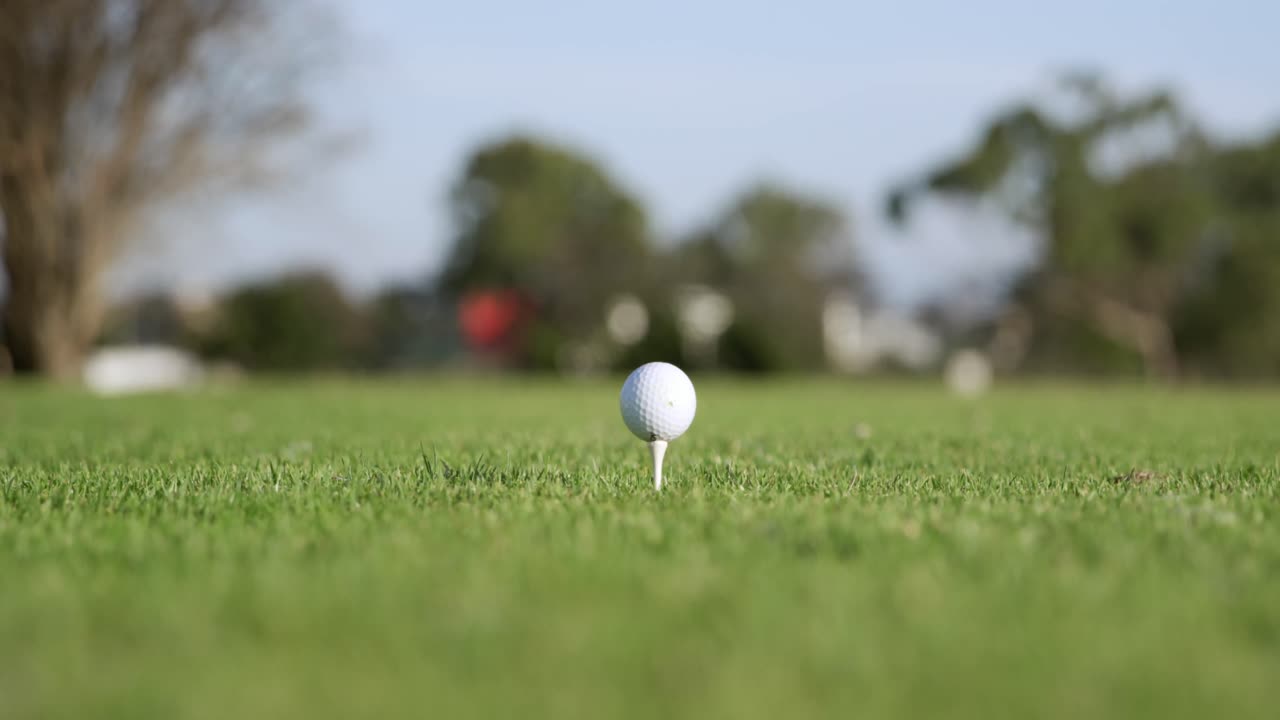 jogador de golfe batendo a bola com seu clube