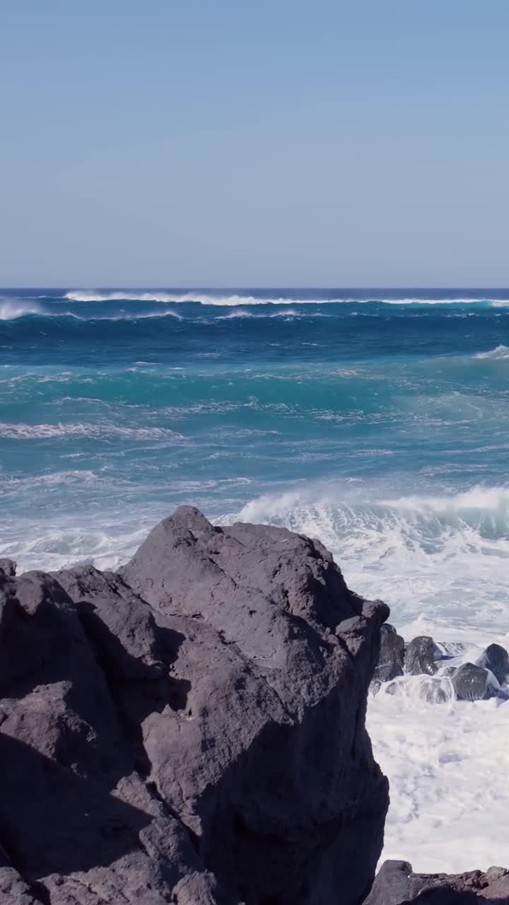 costa rocosa con fuertes olas